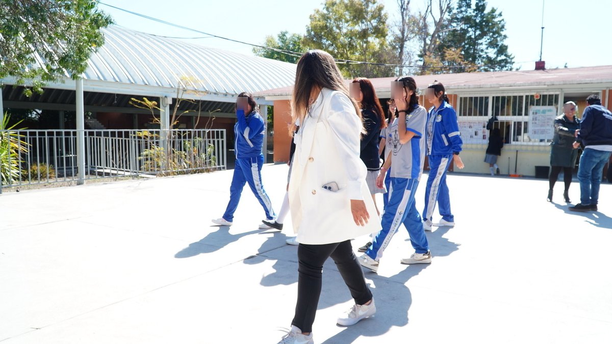 ValeriaGroA's tweet photo. Hoy acudí a honores a la bandera en la Telesecundaria Escuadrón 201, un espacio que refuerza nuestros valores cívicos y el sentido de comunidad 🇲🇽

También tuve la oportunidad de platicar con las jóvenes, madres de familia y docentes, escuchar sus ideas y compartir. https://t.co/cyuFba5dl2
