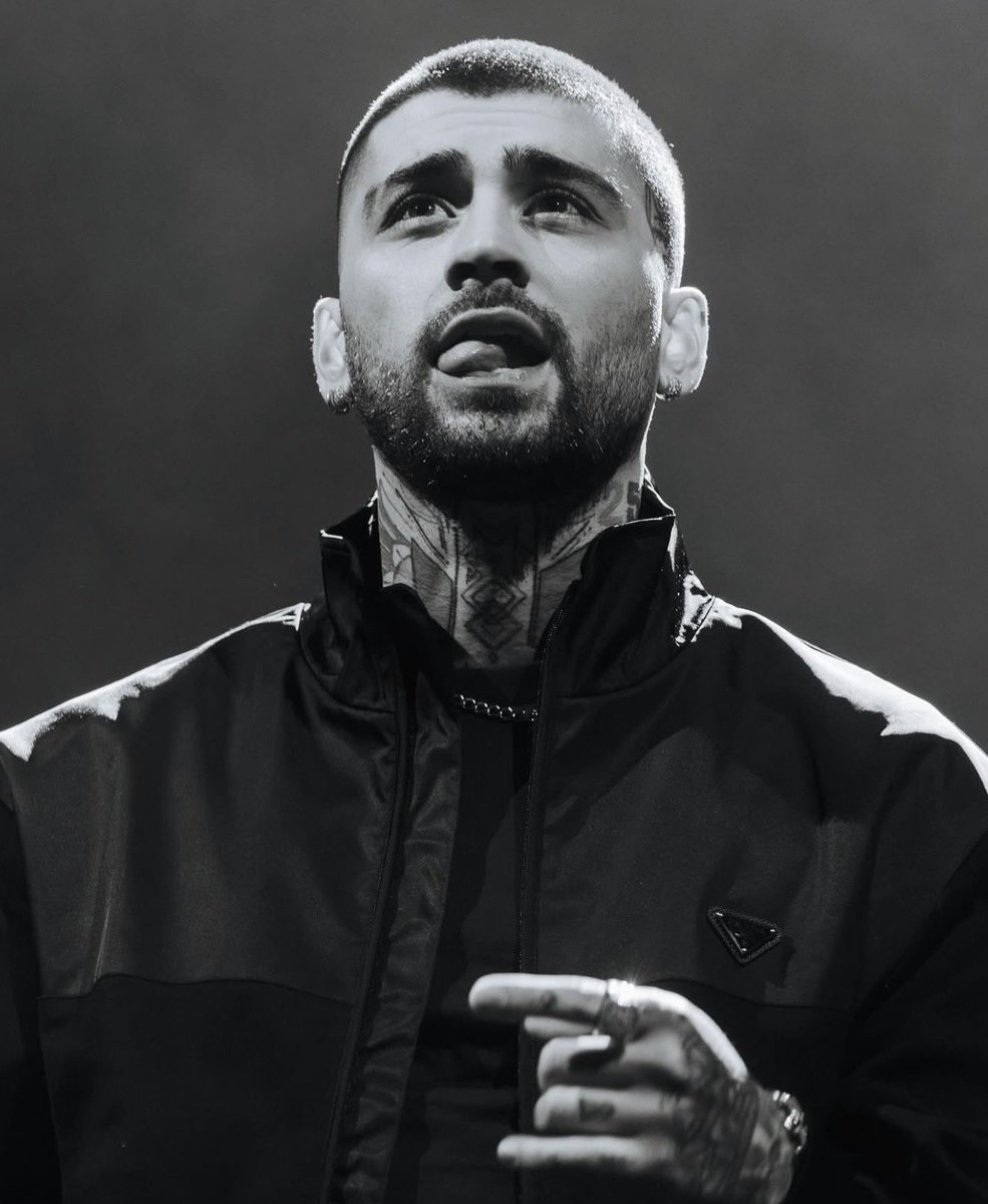 PopTingz's tweet image. ZAYN looks handsome in new concert photos.