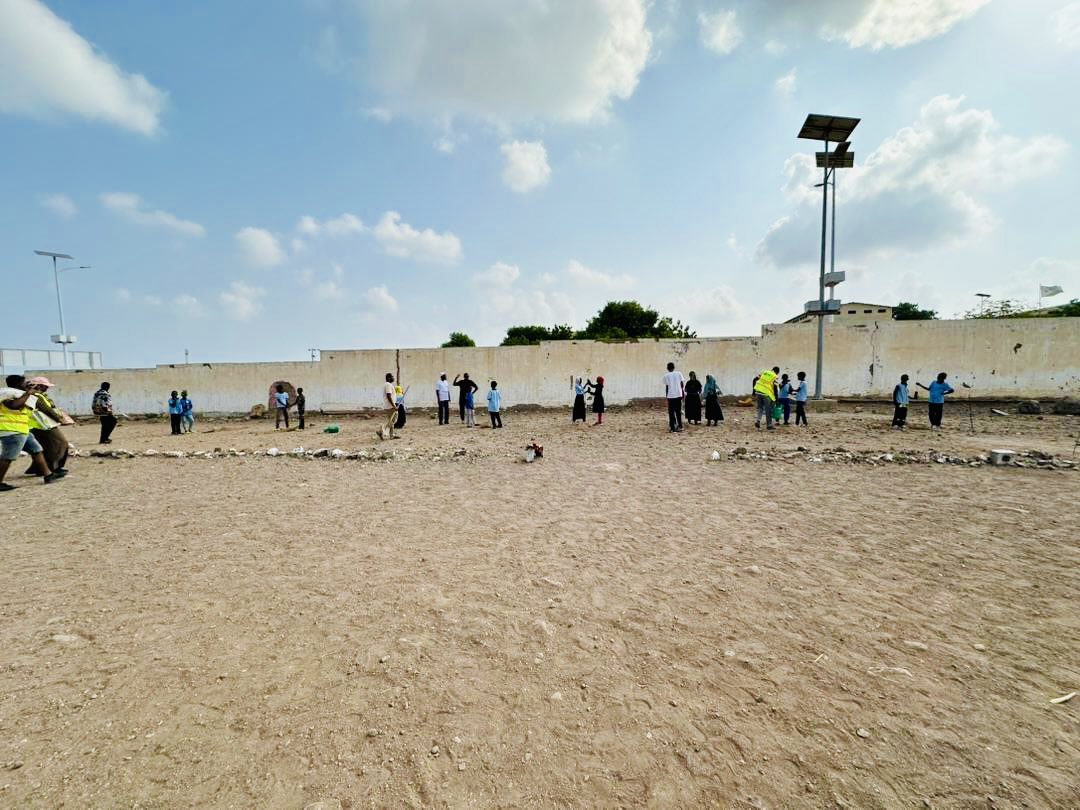 Medoh9FK's tweet photo. Cette semaine, nos élèves de l’école primaire de PK13 ont vécu une aventure éco-responsable des plus inspirantes. Loin des cours théoriques, ils ont roulé leurs manches et appris en créant de leurs mains.
Objectifs de l’atelier :
♻️ Atelier de recyclage 
🌿 Session de plantation. https://t.co/7o7FcpEfPL