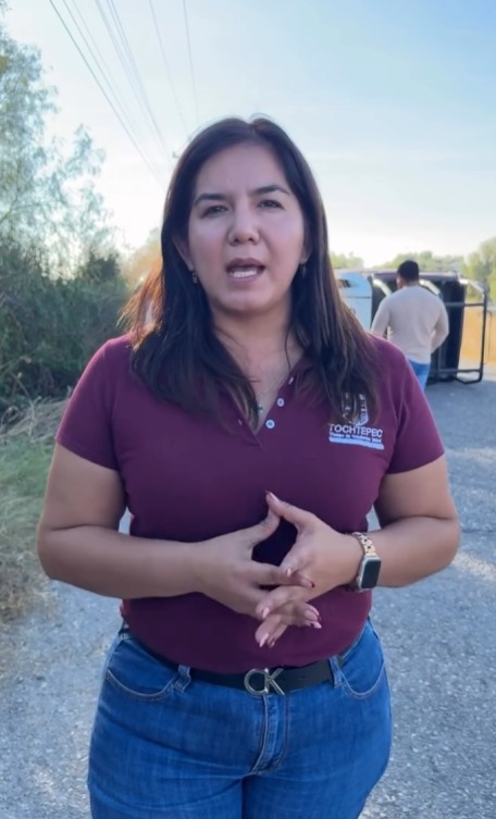 soprano_tonny's tweet photo. Otra desaparecida en #Puebla   Quien se encontraba desaparecida de su municipio es la alcaldesa de #Tochtepec: la C. Carolina Aguilar. Habría desaparecido desde hace 12 días en compañía de Ana Karen Camacho, Sergio Guzmán y Eduardo Zacaula; contralora, tesorero y director de comunicación del municipio, respectivamente,  pero trankis, la presidenta que surgió del partido MORENA ya dio señales de vida (según mi lolita) y se encuentra recorriendo algunos países de Sudamérica. 

 Los mal pensados dirán que está de vacaciones gastándose el dinero del pueblo (puro mala leche) Seguramente traerá inversión al municipio o tecnología de punta para combatir el crimen que azota la zona. 

 Y ya de pasadita por qué no pasar todos a comerse unas tortas de quesillo a la playa.