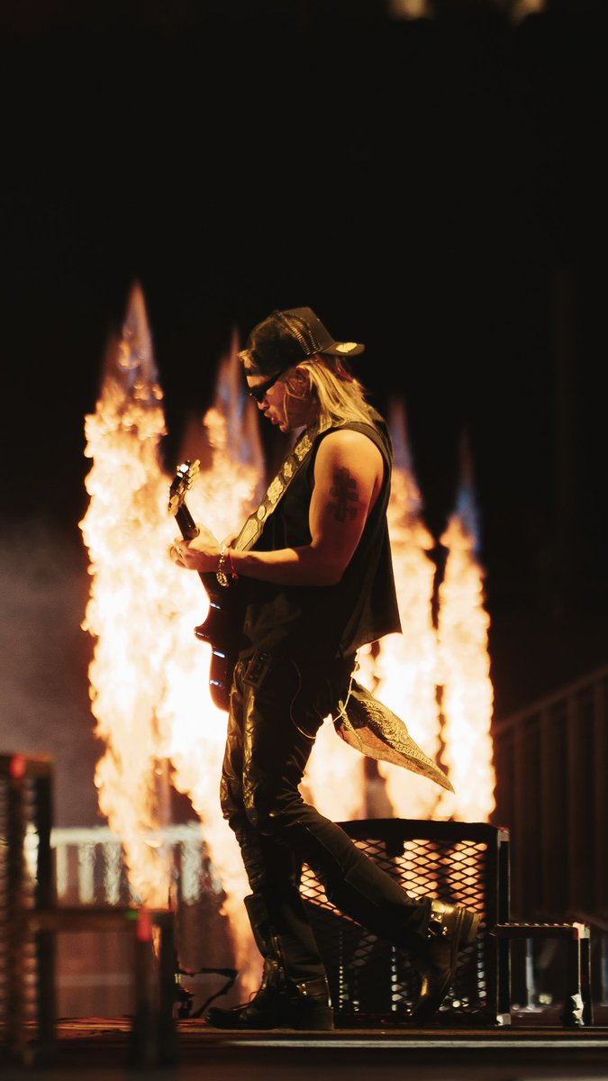 livedaleplay's tweet image. feliz cumpleaños @AIRBAGoficial 💙 festejamos donde suene rock 🤘🏼