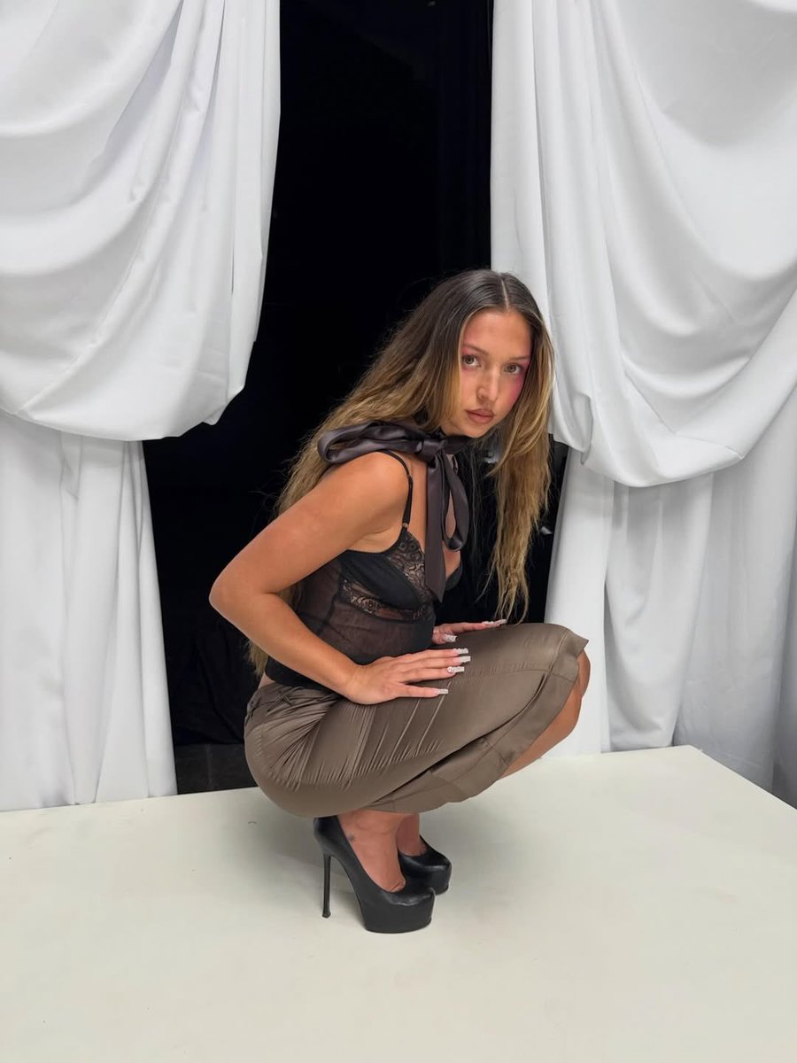 evagarniier's tweet photo. Eva reviens en force avec Body le 30.01💕 https://t.co/iTasRCDOjM
