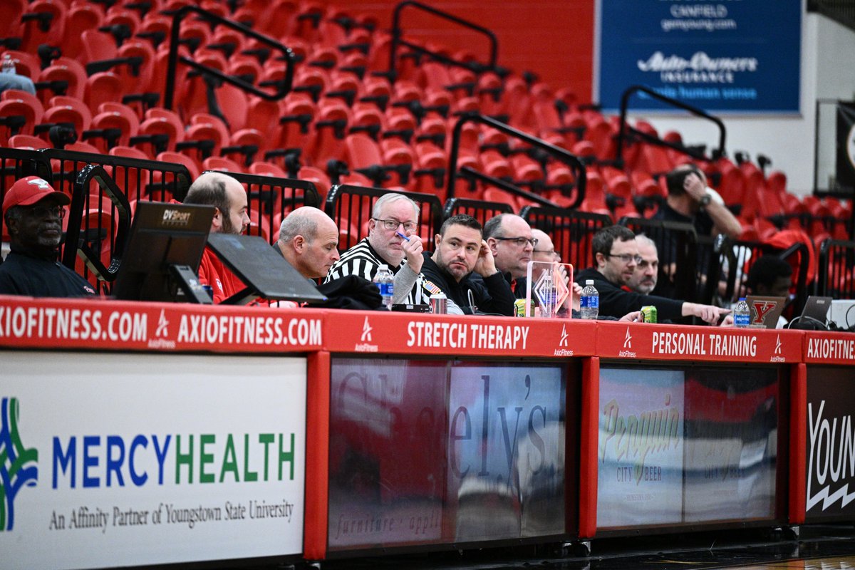 YSUsports's tweet photo. The Show Goes On...

Great teamwork by the YSU staff (and many others) for a smooth operation during the @YSUWomensHoops game yesterday afternoon. ❄️

#GoGuins 🐧 https://t.co/U19OuY5LSk