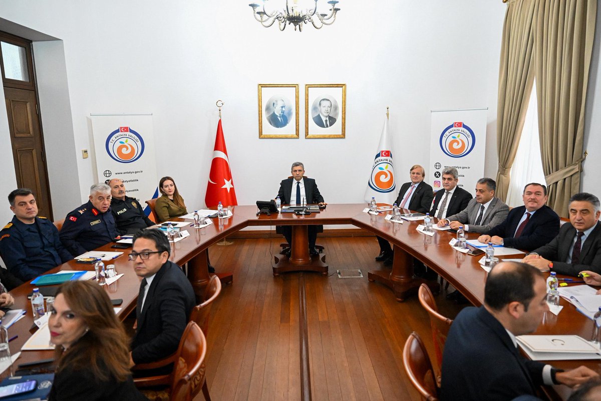 Antalya’da tüm kurumlar nöbette…

22 Ocak’ta başlayan aşırı yağışların ardından il genelinde yürütülen çalışmalar ve alınacak ek tedbirler, Antalya Valisi Hulusi Şahin’in başkanlığında düzenlenen koordinasyon toplantısında değerlendirildi.

Toplantıya ilgili kamu kurum ve