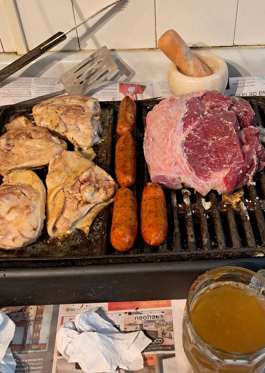 FAT_YISUS's tweet photo. Asado pa 8, por menos de 20 lkas. Eso salio, yo le pongo las chelas y que vivan las vacaciones. Me largo a escuchar la floripondio.😈🍻🍺 https://t.co/o7QIEb3cUx