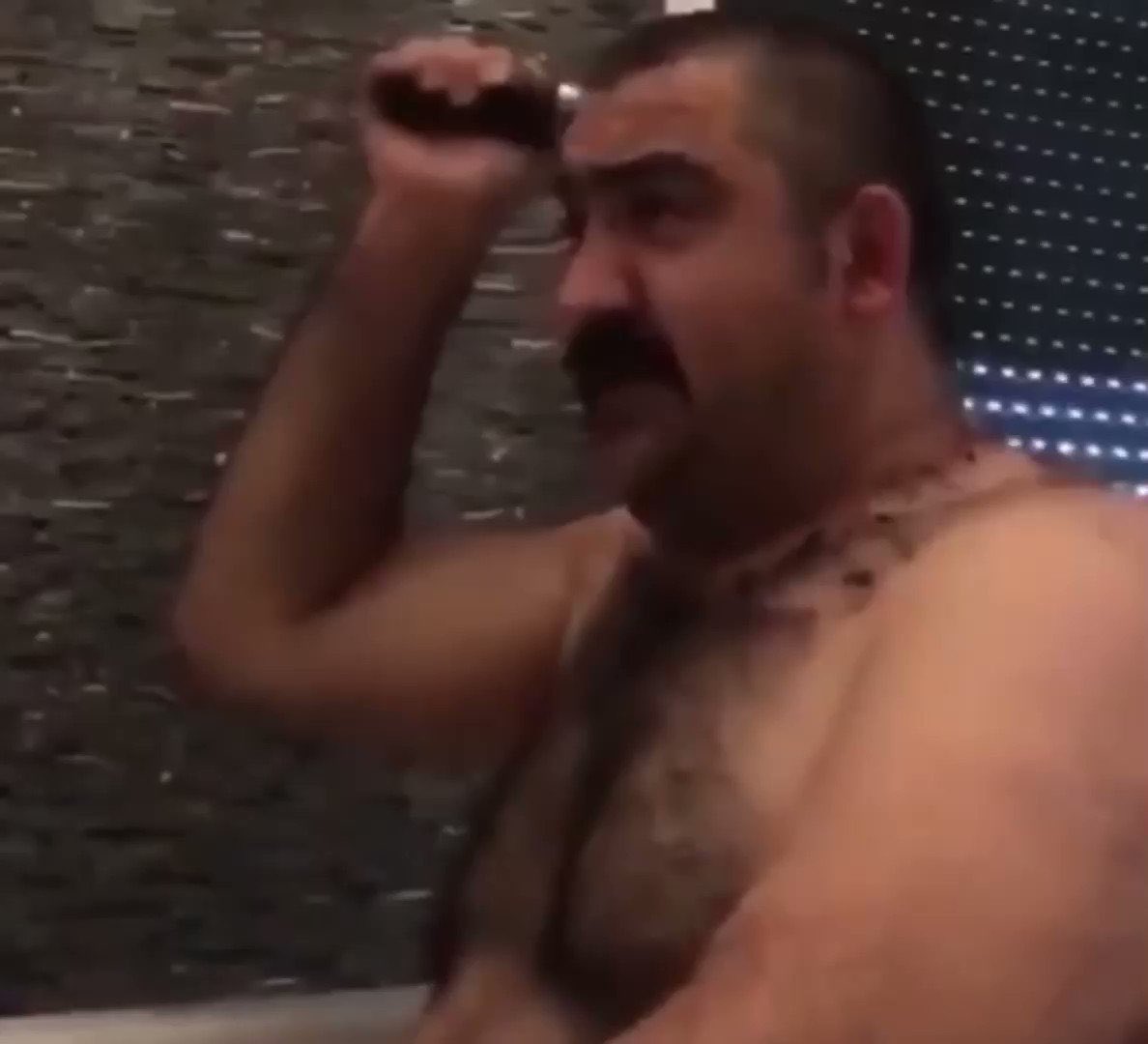 Deniz üstü köpürür.