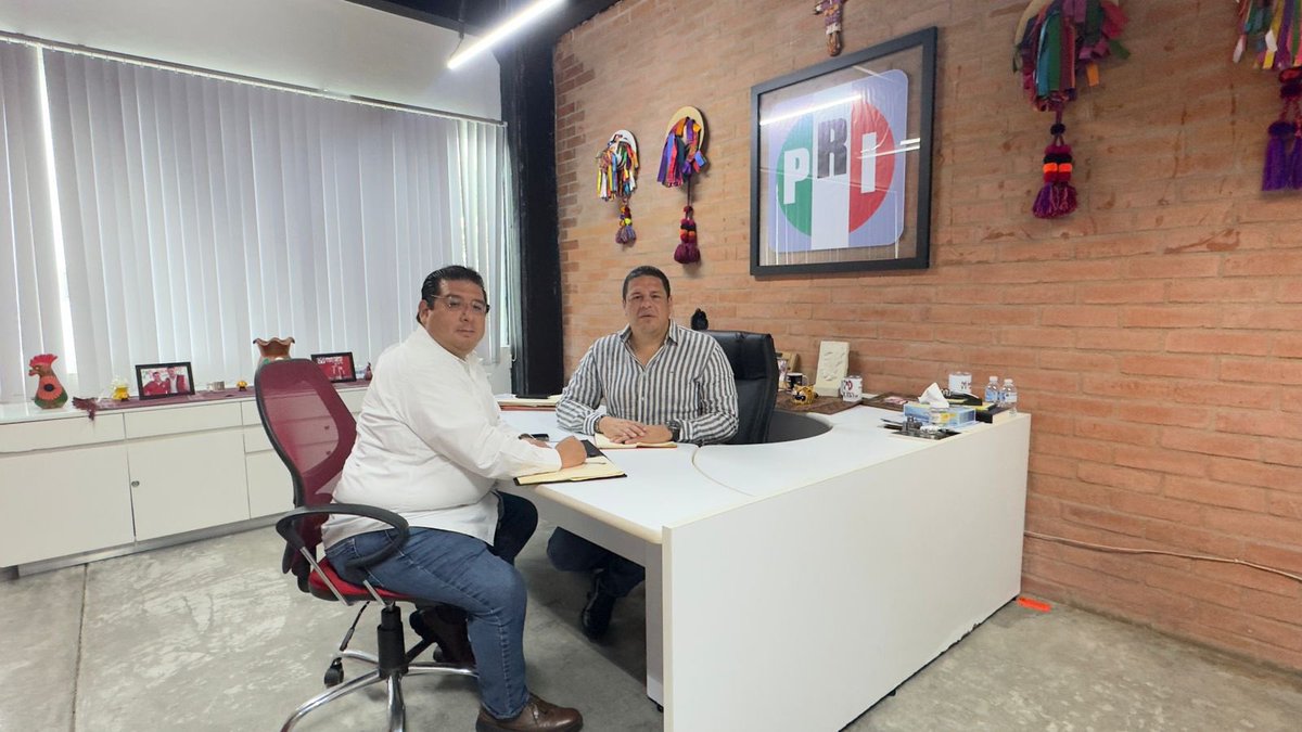 Gran reunión de trabajo con <a href="/BetoFlecha22/">BetoFlecha</a>, nuestro representante de partido ante el IEPC, con quien discutimos importantes temas para el fortalecimiento de nuestro partido, también analizamos los alcances de la Reforma Electoral que pretende Morena imponer a las y los Mexicanos,