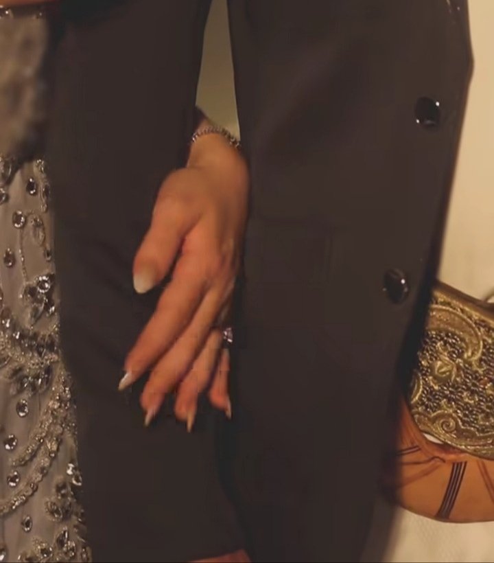 أعلم أن الطريق إليك صار منقطعاً
ولكني أحن وهذه إحدى هزائمي..