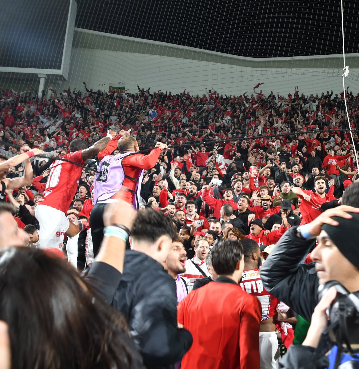 ואז אתה קטן ופתאום עשיר
כמו הבעל בית של העיר
ואז אתה קטן ופתאום גדול מהכל
כן אלה הם ימים טובים
שהלבבות מתרחבים
ובני אדם אז נפתחים כמו פרחים