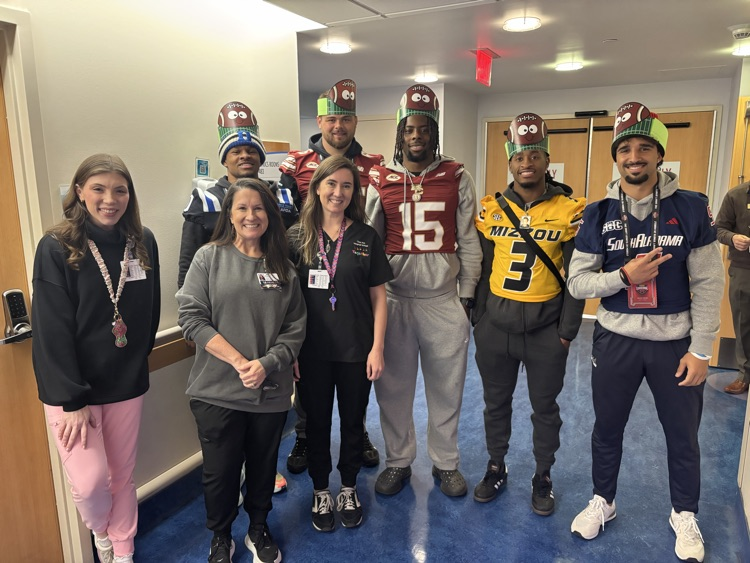 classact_mcpss's tweet photo. The Senior Bowl players seemed to enjoy interacting with our students as much as the teachers enjoyed the players. https://t.co/JoD3scWhfL