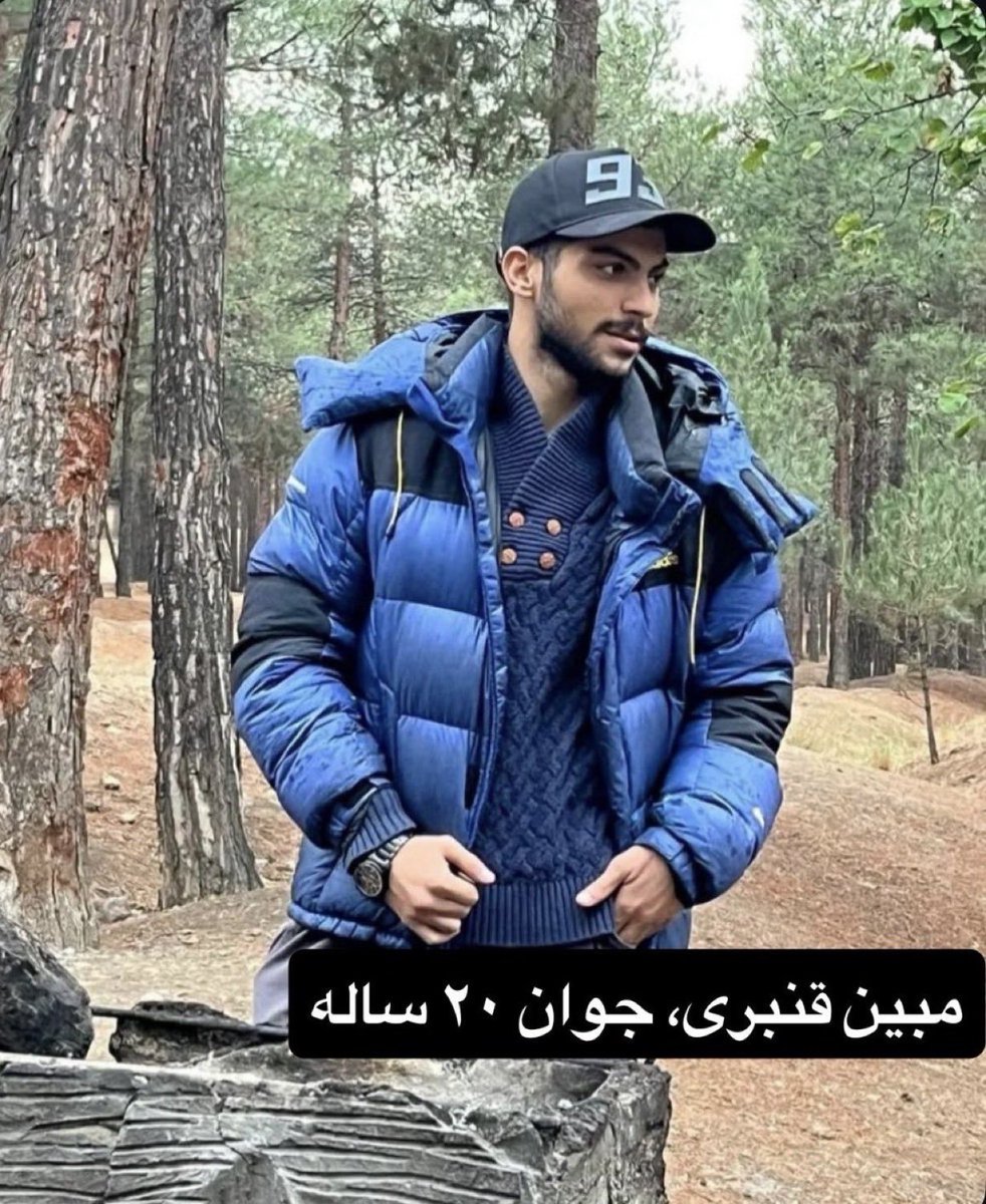 HeKasrehCrisis's tweet photo. پیام:

«مبین قنبری جوان فوتبالیست اصالتا خویی که در تهران اول بهش شلیک میکنن و زخمی میشه بعدا توسط پدرش به بیمارستان منتقل میشه و تو حینی که پدر رفته بود داروهای پسر رو تهیه کنه جاکشا میان و به پیشونیش شلیک میکنن.
صداش باشیم»

  #مبین_قنبری https://t.co/nAZBNP7hFQ