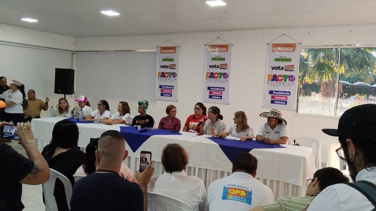 JahelUp's tweet image. ¡Estamos #EnVivo! En la rueda de prensa de la campaña junto a los candidatos a Cámara y Senado, y la presidencia de @IvanCepedaCast reiterando que el Magdalena Medio ' #Vota3VecesPacto ✊🏼🇨🇴  

Transmisión #FacebookLive ▶️ facebook.com/share/v/1FEkak…