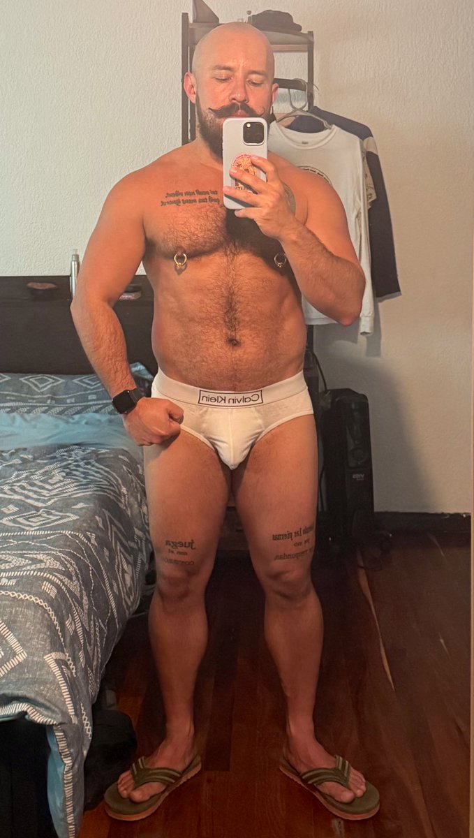 Trata a los demás como quieras que te traten a ti.. pero también trata a los demás como te traten a pesar de lo primero 🖕🏼