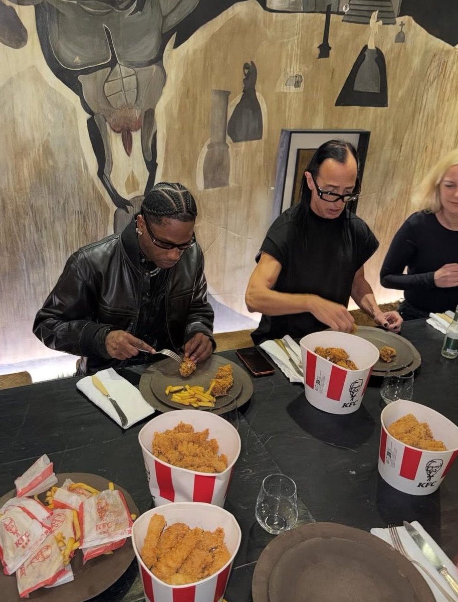 DailyRapFacts's tweet photo. "Squeeze in a meal whenever fit.”

Travis Scott and Rick Owens eating KFC https://t.co/NwgYDiBuyp