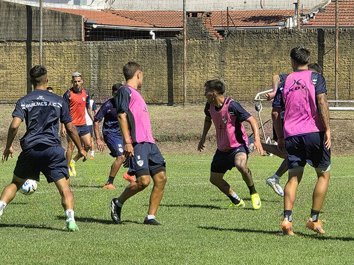 El plantel cervecero volvió esta mañana a los entrenamientos en nuestra ciudad. Los jugadores hicieron tareas técnicas en el anexo. Raúl Lozano y Lautaro Herrera extendieron sus contratos con el club y partieron a préstamo a Estudiantes de Río Cuarto.