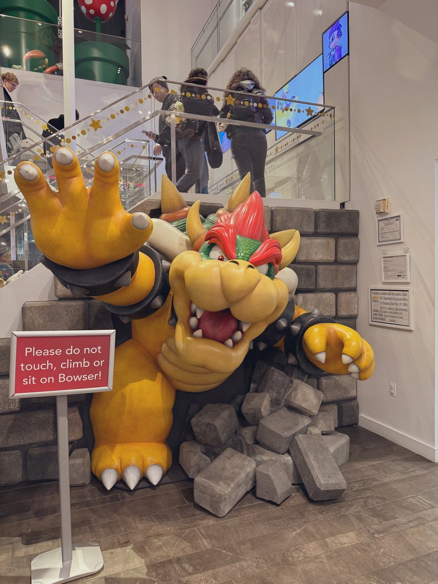 Conocí a Bowser. Los mentirosos dirán que es solo una estatua 🤨

#Nintendo