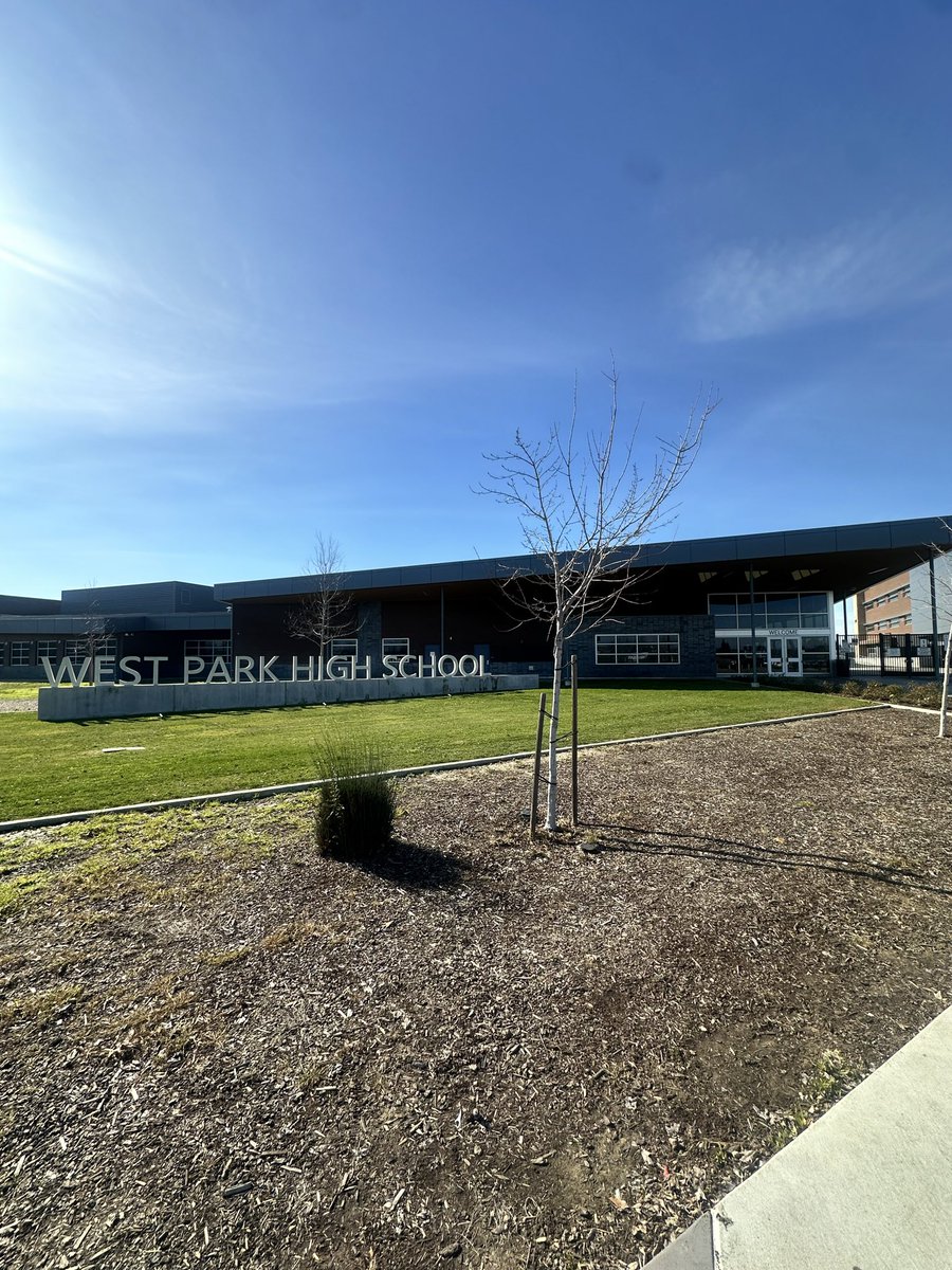 CoachMalo_'s tweet image. 📍West Park HS

Thank you Coach Tenner for giving me a tour of West Park today❕ Big things are coming in the future here❕ #VzUp ✌🏾⬆️