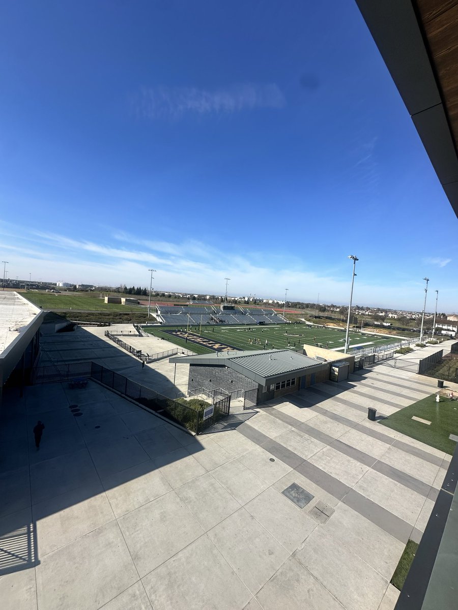 CoachMalo_'s tweet image. 📍West Park HS

Thank you Coach Tenner for giving me a tour of West Park today❕ Big things are coming in the future here❕ #VzUp ✌🏾⬆️