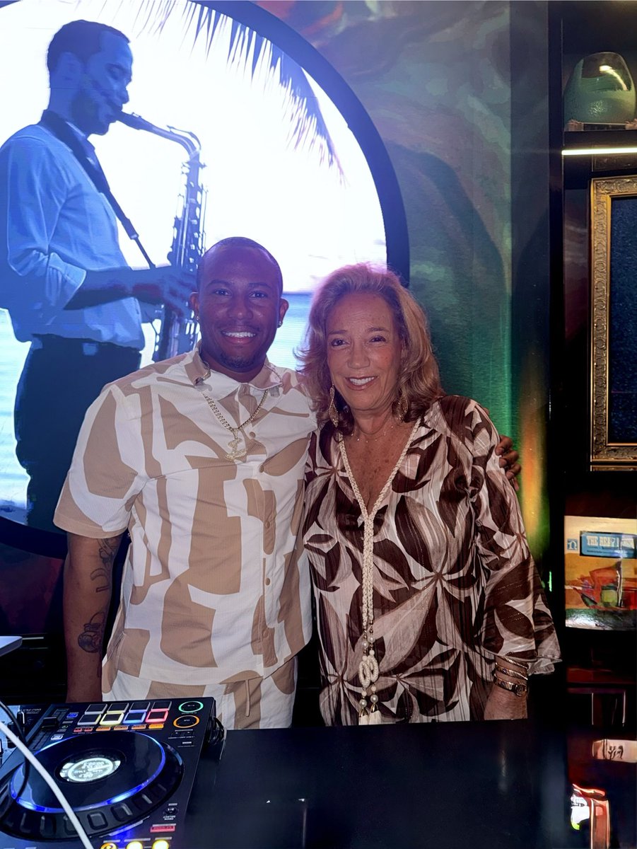 ONE OF THE GREATEST SONGWRITERS EVER!!!

She watched my journey from Albany,

DENISE RICH 🤯 

The pen behind classics for:

Aretha Franklin • Mary J. Blige • Céline Dion • Chaka Khan • Patti LaBelle • Natalie Cole • Diana Ross • Sister Sledge

History written in ink. 🙏🏾🇧🇸