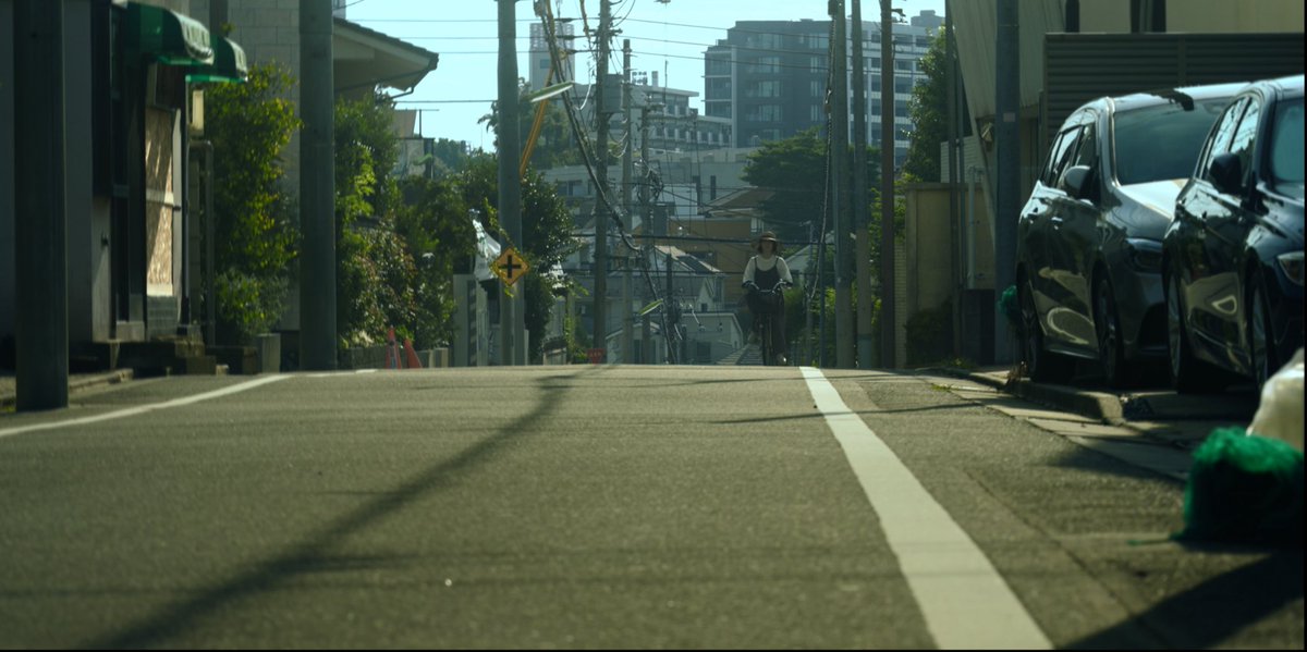 YUI3MOV's tweet photo. これガチでゾッとするから見て

対話型人工知能“ポラリス”との生活が当たり前になった世界を描いた約20分の短編映画『舟と道標』YouTubeで見れます。

昨日も今日も高校生たちがChatGPTの話題で盛り上がっているのを耳にしました。
AIとの共生は、もはや「始まりつつある未来」ではなく現在進行形だと実感しています。
AIとの対話が、私たちの行動や選択を“最適化”していくことも、最早SFではありません。

本作は、そういった私たちの日常と地続きの地点に立ち、「考えることを委ねていく人間」と「考え続けようとする人間」の分断を、淡々とした不気味さをもって描いています。

会話の奥に匂わせる“イヤモニ感”も、恐らく意図的な演出でしょう。これが巧みで超ベリーグッド。

2019年には「ゲーム依存症」が国際疾病分類に追加されました。
いつか「AI依存症」なるものが定義されても、不思議ではないのかもしれません…なんて考えさせられました。

人類は、どこへ向かっていくのか？
そんなことを考えさせられる超優良な一本で大変おすすめ🫶

【あらすじ】
対話型次世代人工知能「ポラリス」が日常のあらゆる場面で使われるようになった世界。就活生の太田美保は「自分で考えること」を大切に思い、ポラリスに頼ることを避けていた。
一方、母の智子は日常の全てを、ポラリスに相談し判断するようになっていた。
考えることを放棄していく母の姿に、苛立ちを募らせていく美保。
自分で考える事を大切にする娘と、考える事をやめていく母。
ポラリスをめぐり、少しずつ2人の間に溝が生まれていく…。