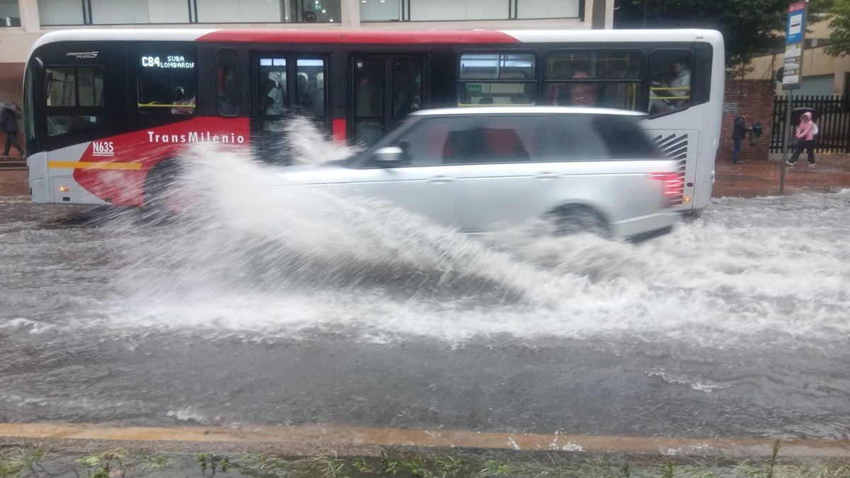 UltimaHoraCR's tweet image. #BOGOTÁ | Debido a las fuertes lluvias, se presenta encharcamiento en la Carrera 7 con Av. Chile (Calle 72). Caracol.com.co