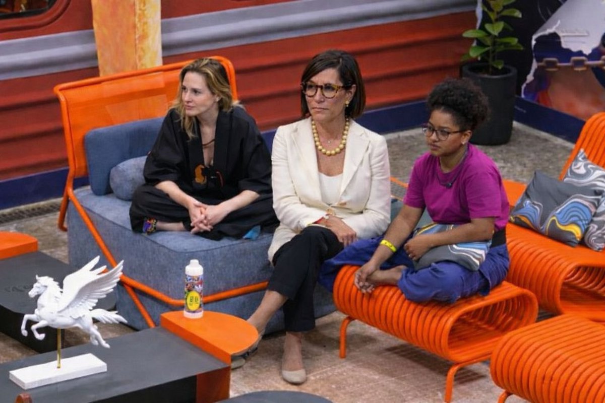 luquesbeco's tweet image. MAMACITA!

Cristiane Torloni discute sua nova estratégia de jogo com Tia Milena e Ana Paula:

“A Sarah é uma das pessoas mais vis, perigosas e malignas que eu vi, contudo, ela é burra e despreparada. Nosso maior foco agora é nela, e em seguida no Brígido.”