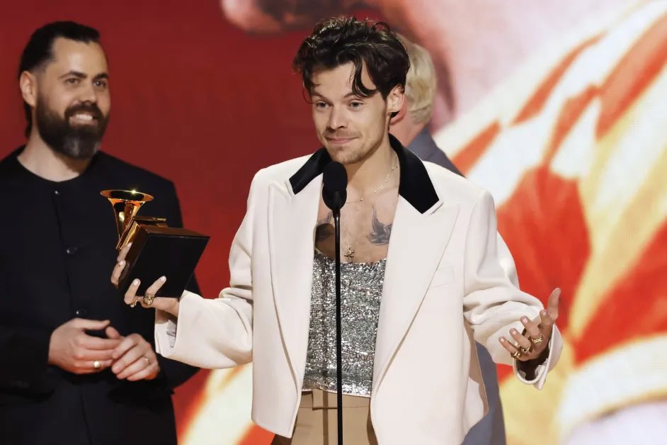 centralhshq's tweet image. Harry Styles foi confirmado como um dos primeiros apresentadores do Grammy Awards de 2026, de acordo com a Billboard.

— A premiação acontece neste domingo, 1 de Fevereiro.