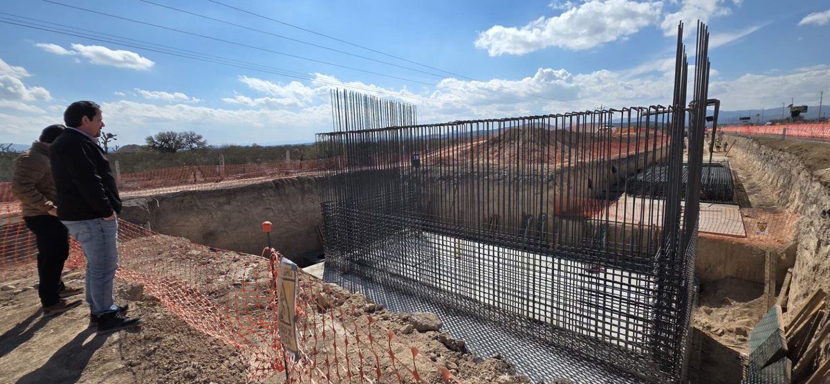 🚧🛣️ AUTOPISTA SLP–MATEHUALA YA MUESTRA AVANCES

Con trabajos en los entronques de Villa de Arista, El Peyote y Matehuala, avanza la nueva autopista impulsada durante el gobierno de <a href="/RGC_Mx/">Ricardo Gallardo Cardona 🇲🇽</a>.

La vía tendrá 118 km y será alternativa a la carretera 57.

#LoViEnQuadratín #SLP