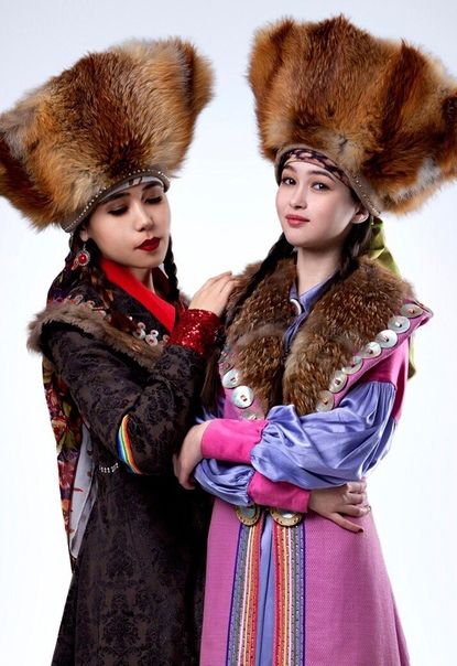 Hakas Türklerinde milli din #Şamanizm gereği saç örgüsü çok önemlidir ve çöpe atılmaz, saklanır, ölünce de mezara konur.
Evlilik öncesi alton sürmes/60 örgü ören evli Hakas kadınları tulun adlı çift saç örgüsü örerler. 
Saç örgüsü #KamDini kaynaklı kadim Türk kültürüdür.