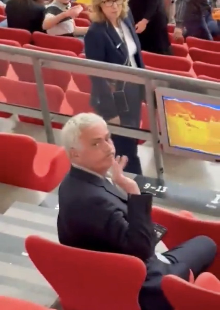 TouchlineX's tweet image. 🚨 A fan met Jose Mourinho and called him 'Jose', no response. The fan called him again by 'Mourinho', no response.

On the 3rd try, the fan shouted 'The Special One'. Jose turned around and waved.