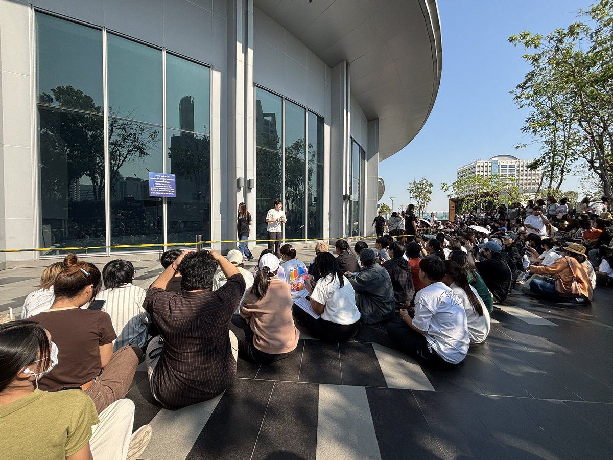 icrzp_'s tweet image. รีวิรวมพลวันนี้
- เป็นระเบียบกว่าที่คิด แต่แก้ปัญหารับจองที่ไม่ได้ 
- ให้จองแบบ 1:1 ห้ามจองให้คนอื่น ได้แค่ที่ตัวเองเท่านั้น
- การ์ดเยอะมาก ทั้งการ์ดเจมและการ์ดอาคาร (~20 คน) และมีทุกชั้น มีกั้นไม่ให้เข้าชั้น 5 จนกว่าคนที่มารอคิวก่อนจะเข้าหมด 
- ใบสั่งของจะเริ่มแจกประมาณ 9…