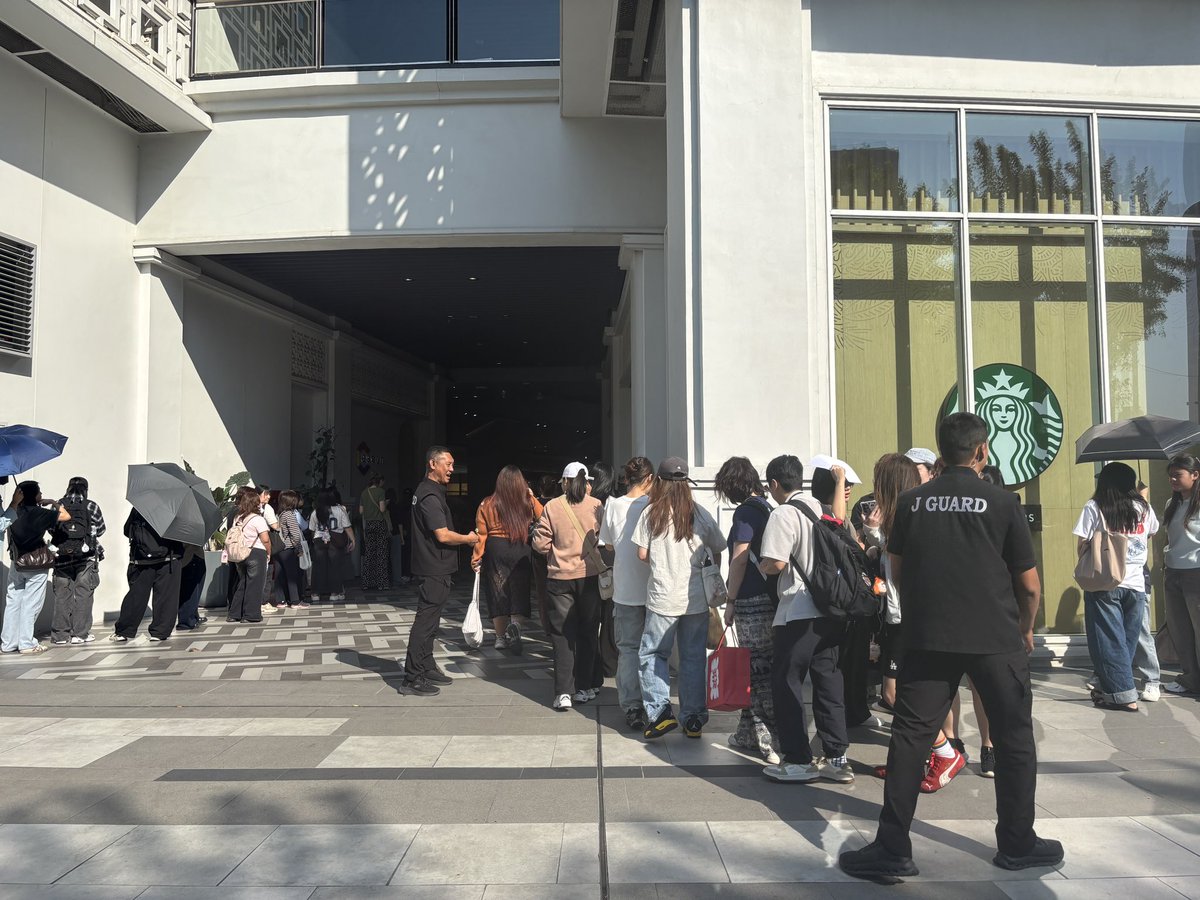 icrzp_'s tweet image. รีวิรวมพลวันนี้
- เป็นระเบียบกว่าที่คิด แต่แก้ปัญหารับจองที่ไม่ได้ 
- ให้จองแบบ 1:1 ห้ามจองให้คนอื่น ได้แค่ที่ตัวเองเท่านั้น
- การ์ดเยอะมาก ทั้งการ์ดเจมและการ์ดอาคาร (~20 คน) และมีทุกชั้น มีกั้นไม่ให้เข้าชั้น 5 จนกว่าคนที่มารอคิวก่อนจะเข้าหมด 
- ใบสั่งของจะเริ่มแจกประมาณ 9…