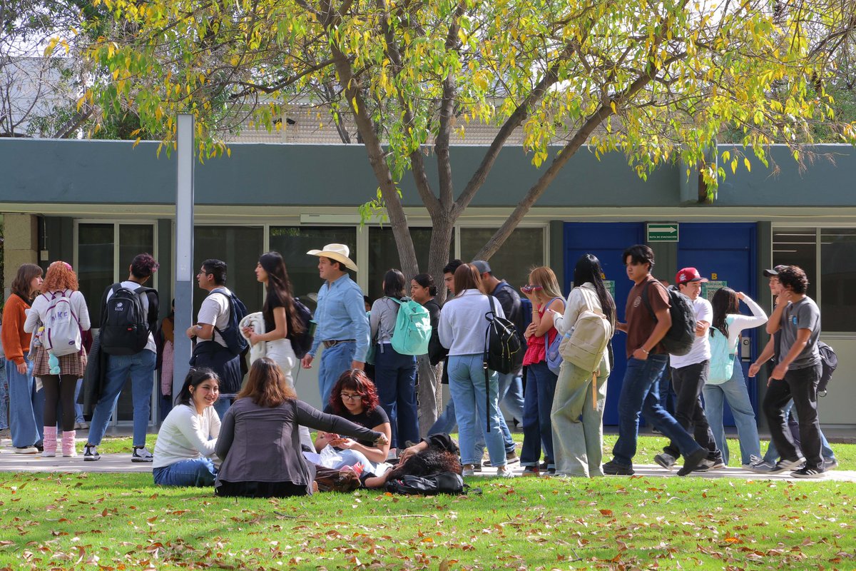 Nuestro rector, el Mtro. Juan Carlos Arredondo, comenzó a darles la bienvenida a los nuevos #GallosUAA que a partir de hoy se sumaron a la familia #UAA 😎❤️🐔

#SomosUAA
