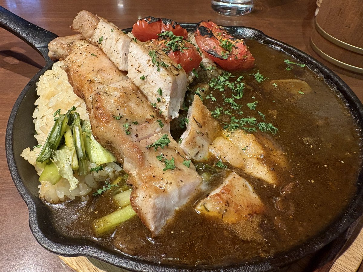 FlowerThief's tweet image. 冒険香る牛すじカレーの店Roman Kitchenで、ワイルドカレールーライス大盛セミドライトマトトッピング！

ここのワイルドカレーのローストポーク美味しい。