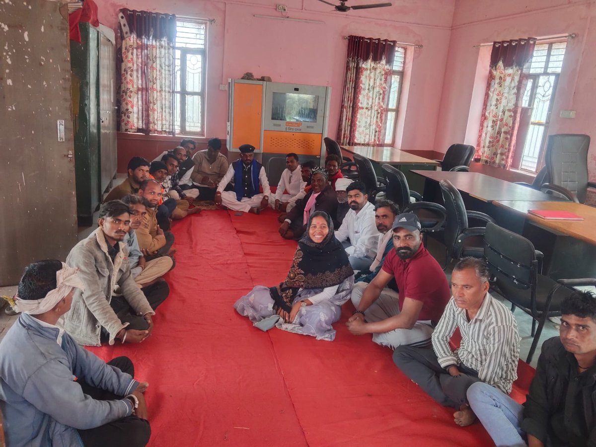 shaktiabhiyan_'s tweet photo. शक्ति अभियान के तहत मनरेगा रोजगार गारंटी कानून को बचाने के उद्देश्य से बांसवाड़ा जिले की बढ़लिया ग्राम पंचायत में  ग्रामसभा का आयोजन किया गया। यह ग्रामसभा शक्ति लीडर सोना तबियार के नेतृत्व में आयोजित हुई, जिसमें जिला यूथ कांग्रेस के पदाधिकारियों की भी सक्रिय और सराहनीय भूमिका रही।

गौरतलब है कि काफी लंबे समय से बंद पड़ी ग्रामसभा को शक्ति अभियान के साथियों गणतंत्र दिवस पर पुनः शुरू करवाया |

इस ग्रामसभा में ग्रामीणों की समस्याओं और अधिकारों को लेकर कुल 13 मांगों का प्रस्ताव तैयार कर सरपंच महोदय को सौंपा गया, जिसमें मनरेगा से जुड़े मुद्दे प्रमुख रहे।

#shaktiabhiyan #mnregabachao #rejectvbgramg #rajasthan #iyc