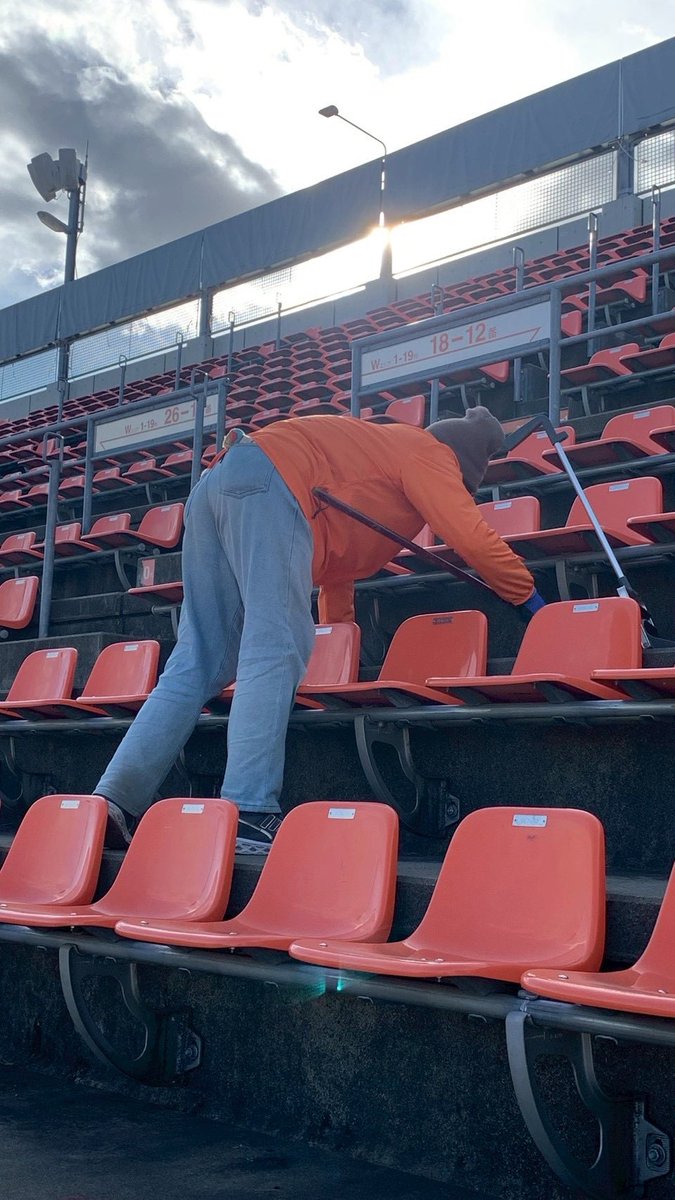 【NACK５スタジアム清掃研修】

『サステナブル・スタジアム・アクション2026』として、NACK５スタジアム大宮を地域の資産としてより長く維持するために、NACK５スタジアム職員さんとRB大宮アルディージャサポートスタッフの皆さんと２月J開幕、WE再開に向けてスタンド清掃を行いました！