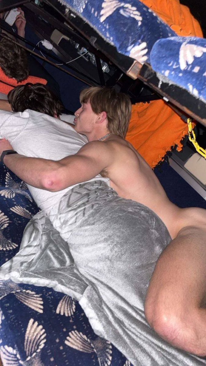 roy960983159342's tweet photo. when bro looks so fuckable u just go to him when ur horny😪 https://t.co/vKfnBFHfUm