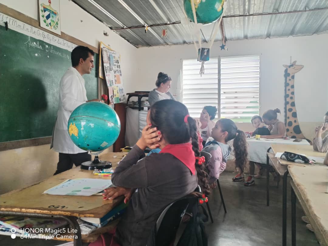 MadrazoEscalona's tweet photo. Hoy en #PinardelRio la red de formación ambiental haciendo actividades con los niños a lo largo de la provincia celebrando el día de la Educación Ambiental #CitmaPinar #CitmaCuba #Citma #Cuba https://t.co/8bb0VuRNTO