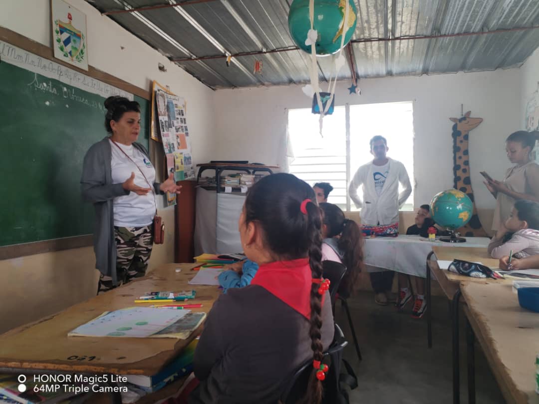 MadrazoEscalona's tweet photo. Hoy en #PinardelRio la red de formación ambiental haciendo actividades con los niños a lo largo de la provincia celebrando el día de la Educación Ambiental #CitmaPinar #CitmaCuba #Citma #Cuba https://t.co/8bb0VuRNTO