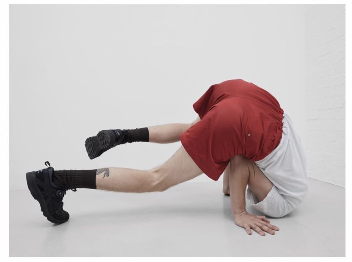 zm_zmfhzl's tweet image. 형태력을 키우기 위해 드로잉을 할 때에는
대상이 사람이라고 인식하지 않는 편이 나아요
사람을 그린다 생각하면 자꾸 내가 평소에 그리던 머릿 속 데포르메가 묻어나오거나… 얼굴 등 특정 부위에 집중하다가 전체적인 형태가 무너질 수도 있어요 그래서 차라리 일상적이지 않은