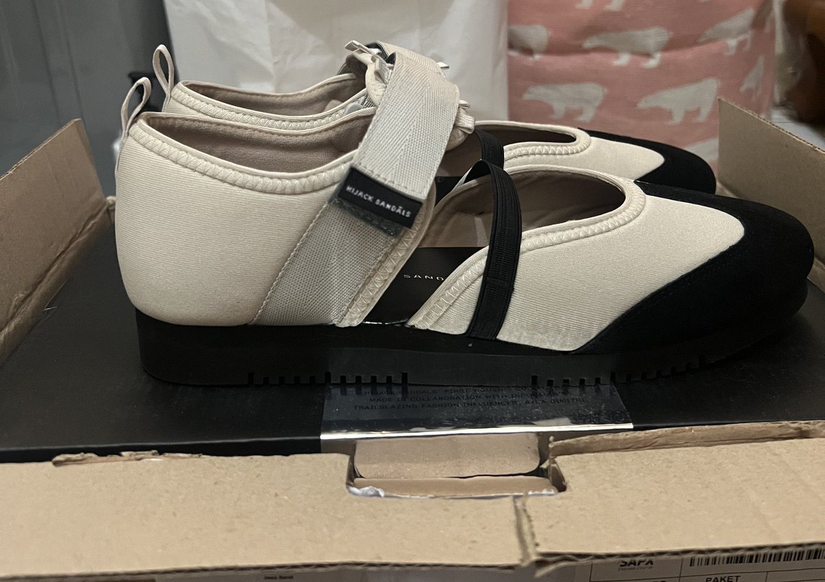 SHUPARKLE's tweet photo. guys aku mau jual ini karena ternyata kekecilann

wts hijack sandals twyla sputnik size 39
belum pernah dipake, beli langsung di web nya

💰Rp649k (harga web) 

pls dm yah!

wts want to sell https://t.co/usHrcw1UOG