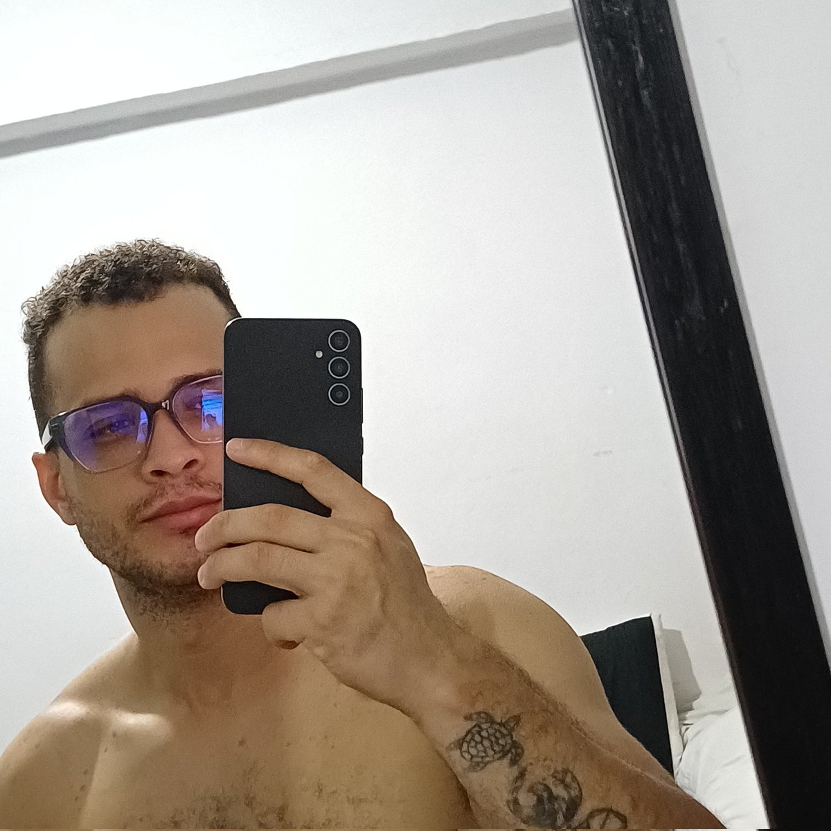 yefsohol's tweet image. ¿Qué imaginas al verme con lentes? 👓😏