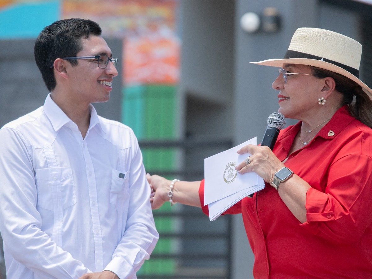 El honor más grande de servir a mi país fue bajo su guía, coherencia y dignidad. 
Usted, querida compañera <a href="/XiomaraCastroZ/">Xiomara Castro de Zelaya</a> deja una huella imborrable y queda registrada como la Presidenta que lideró el mejor Gobierno de toda la historia de Honduras. 
🇭🇳✊🏾