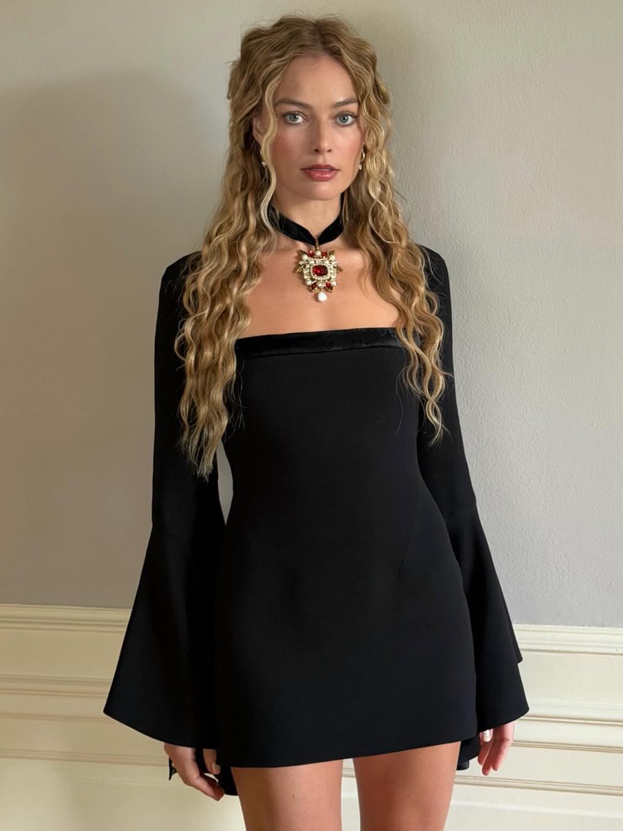 PopCrave's tweet image. Margot Robbie looks immaculate for ‘Wuthering Heights’ press.