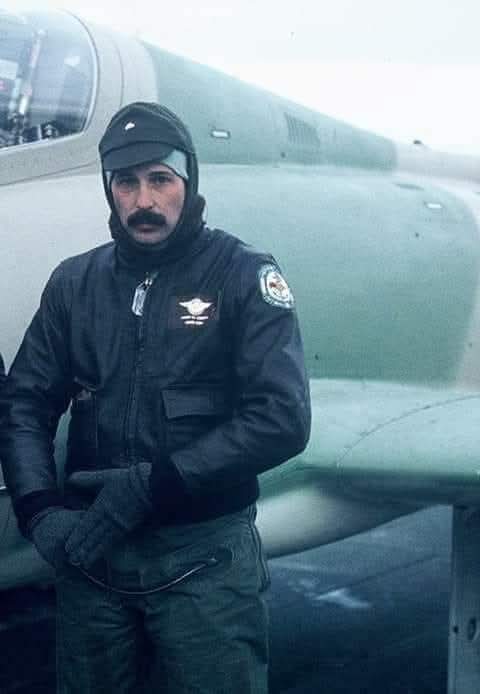 Hoy cumple años el piloto que atacó en solitario a toda la armada inglesa a bordo de un pequeño avión de entrenamiento.Owen Crippa no solo averió a la fragata Argonaut,sino que volvió al lugar de la flota para dibujar en el anotador  la disposición de los buques enemigos.