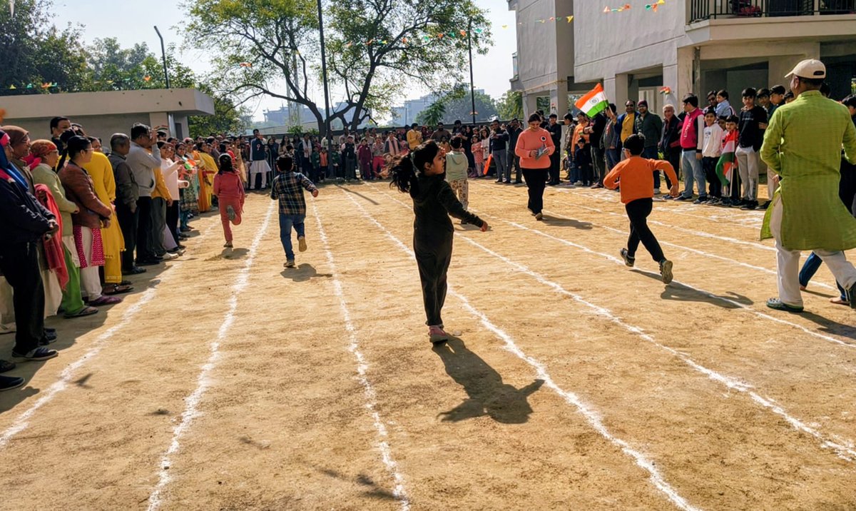 AWelfare66765's tweet photo. आज फिर अमोलिक संकल्प के निवासियों ने साबित कर दिया कि हम सब एक हैं।
77वें गणतंत्र दिवस पर सभी निवासियों ने मिलकर कार्यक्रम किया।
बिल्डर जो 5 साल तक सोसाइटी अपने अधीन होने की बात करता है, उसने 33 KVA की मांग उठाने के बाद गणतंत्र दिवस पर एक रुपये का भी सहयोग नहीं दिया। https://t.co/kYGJENbn0f