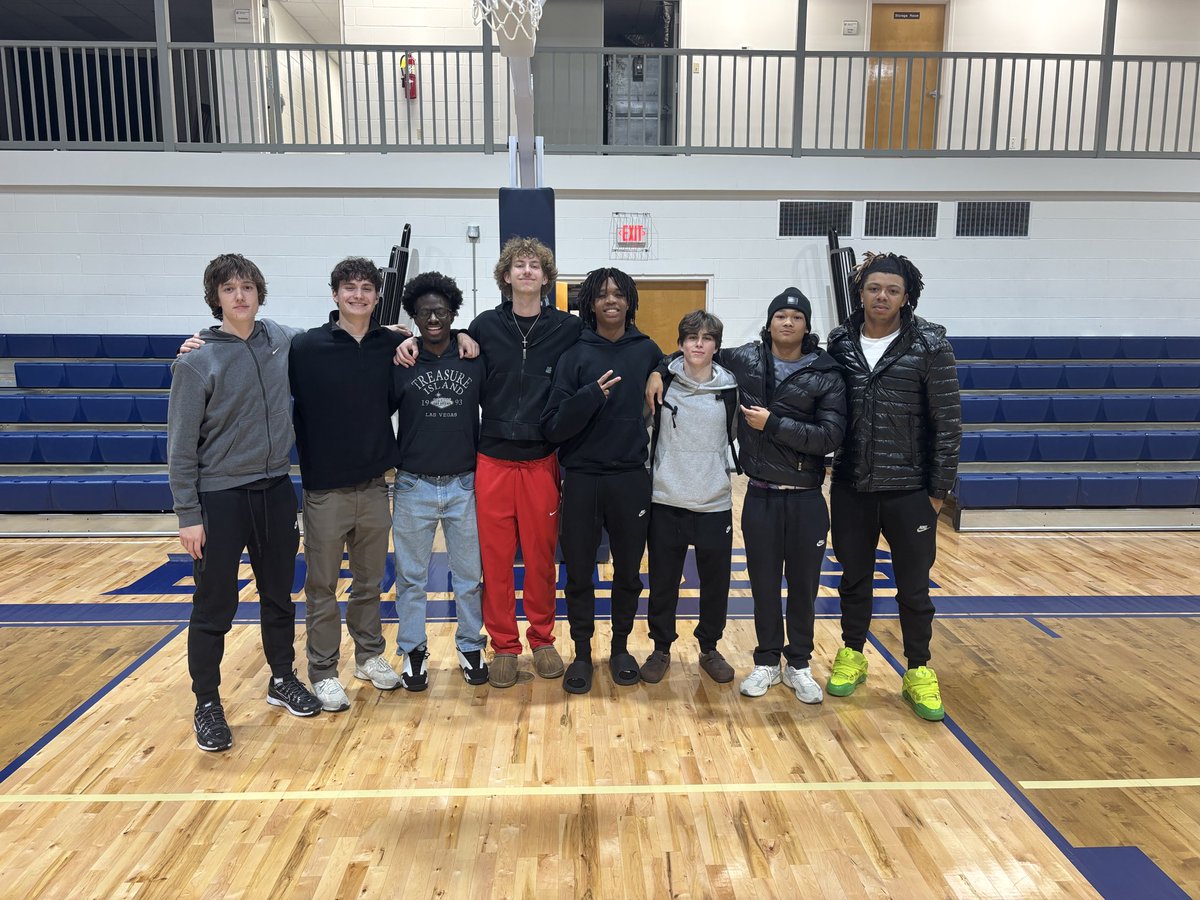 BayTornadoesPC's tweet photo. Senior trip to check out 🌪️🏀 @oliverpratt15 @bufathletics #family https://t.co/0YwGtTZb3s
