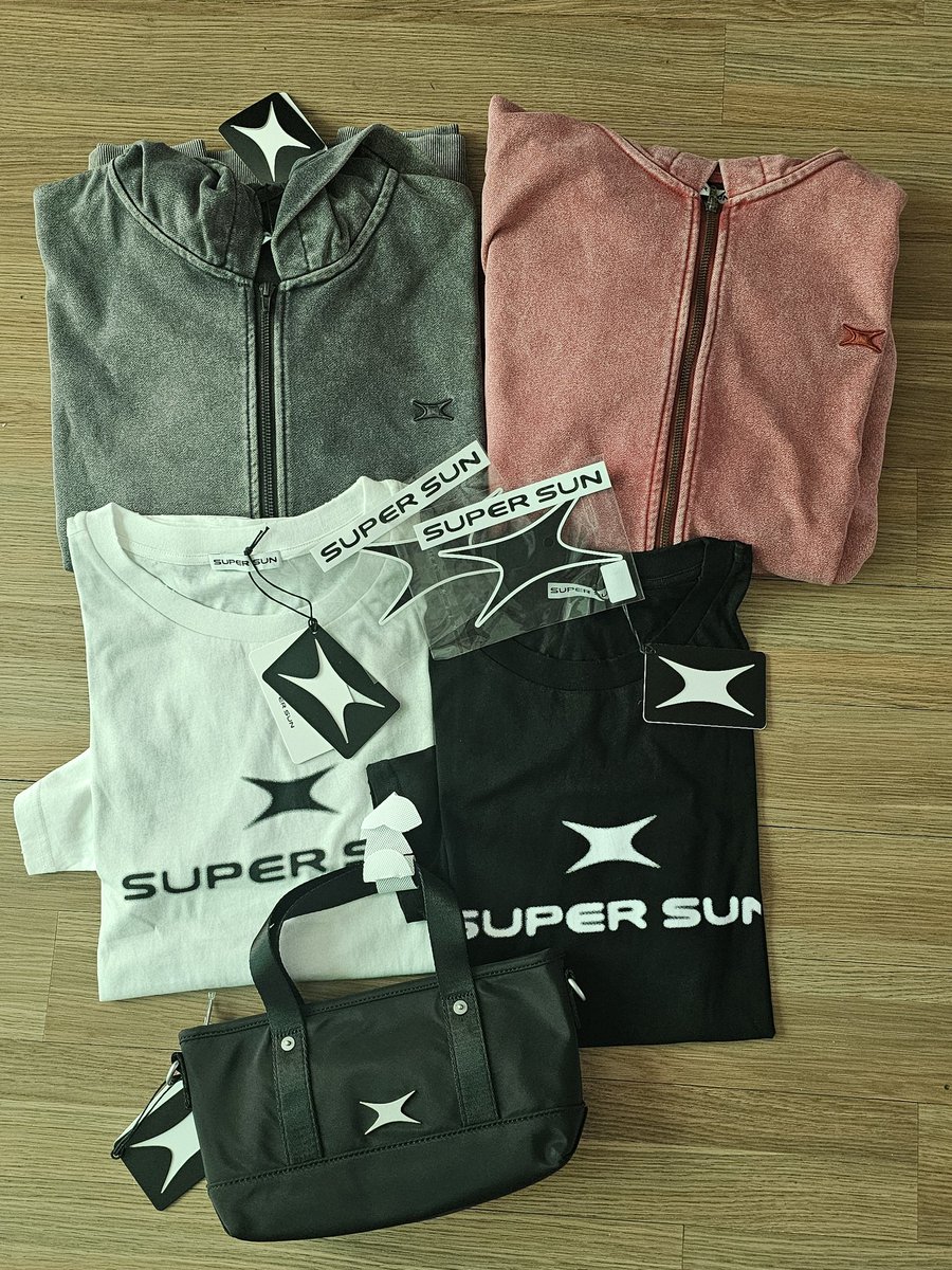 zpbabolove0910's tweet image. 슈퍼썬 도착!!!  
이번에는 많은 절제를 해서 아주 소소 하네욧🤭
후드집업이 넘 맘에 들어요 지금부터 봄에도 잘 입을 수 있겠어요^^  미니크로스백은 깜찍하고 보조가방으로 넘 잘 활용 할거 같아요🤗

구입 망설이시면 달려가서 주문 고고 하세용

SUPER SUN ‘CORE’ Collection
Available at…