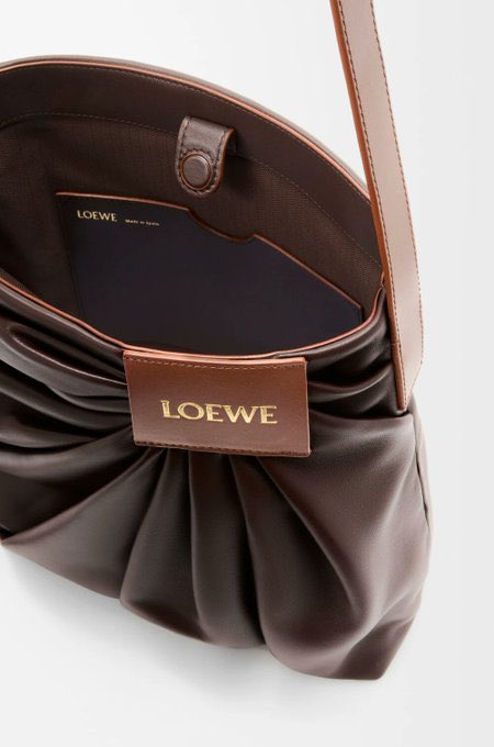 yuyudayo0924's tweet photo. LOEWEの新作めちゃくちゃ可愛いが、高過ぎるな…
LOEWEってブランドイメージよりも年々手が届かない価格帯になってきてるわ…社会人なりたての時、パズルバック皆持ってて欲しくて百貨店で値段見て「こんなん買えるかい！！」てなったもんな https://t.co/ekrEUZBaRn