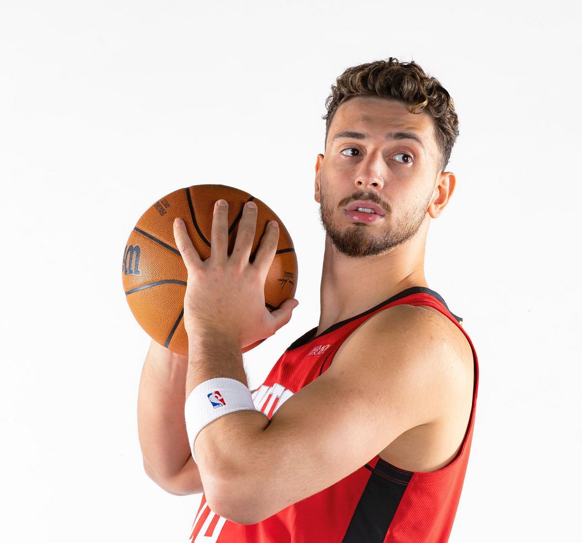 BradeauxNBA's tweet photo. Alperen Şengün just became the youngest Center since Kareem Abdul Jabbar to take 17 or more shots while only missing 2 or less shots:

33 PTS (88.0 TS%)
9 REB
6 AST
15/17 FG (!!!!) https://t.co/XpetYfin9H